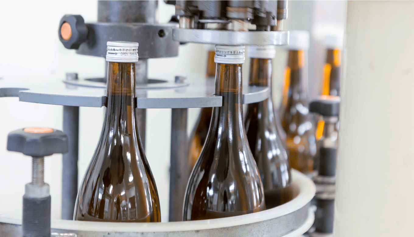 酒造でお酒が瓶詰めされている様子